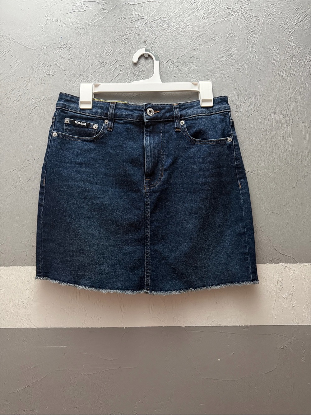 DKNY raw hem stretch denim mini skirt in l dark blue was size 8 - Picture 5 of 6